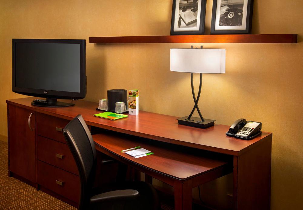 Courtyard By Marriott Poughkeepsie Hotel Buitenkant foto