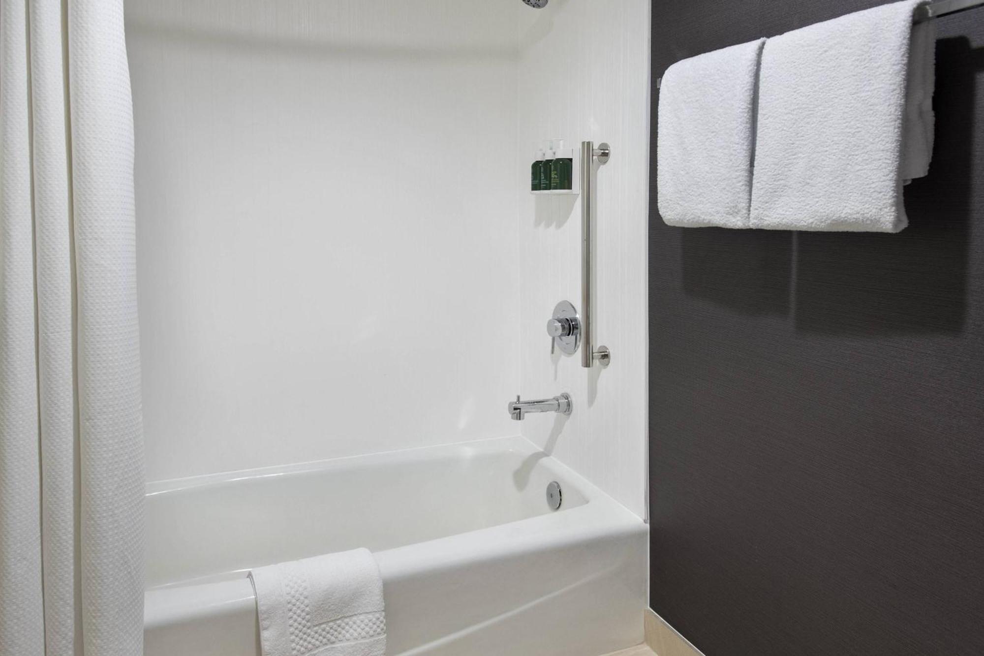 Courtyard By Marriott Poughkeepsie Hotel Buitenkant foto